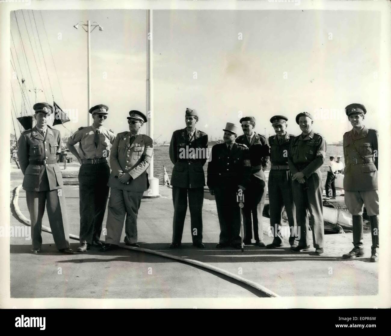 11 novembre 1956 - Les observateurs des Nations Unies arrivent au Port Said.:Watch Accord de cessez-le-feu. L'Organisation des Nations Unies est observe à partir de n'importe quel pays de l'ONU est arrivé à Port dit par les engins de débarquement. Ils étaient venus pour observer le cessez-le-feu entre les forces égyptiennes et anglo-français. Photo montre afters ils étaient arrivés à Port Said ils conduisirent le Quartier Général Allié à Suez. Ils y ont rencontré le commandant de la Force opérationnelle le Général Sir Hugh Stockwell. Hore sont un groupe de la relève à Suez maison avec le canal à l'arrière-plan. Banque D'Images
