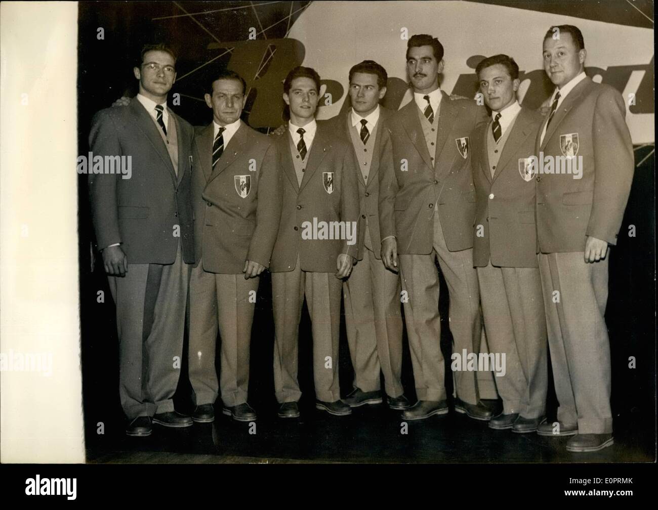 11 novembre 1956 - L'équipe française d'escrime pour les Jeux Olympiques de Melbourne de 2010 : De gauche à droite : Gavot, Nigron, Closset, Coicaud, Mouyal, Roulot et Netter. Banque D'Images