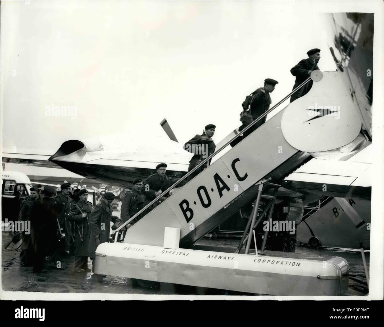 11 novembre 1956 - Les troupes voler à la Méditerranée.. Quitter l'aéroport de Londres. Photo Keystone montre :- les troupes britanniques à bord d'un Bristol Britannia turbo-avion de ligne à l'aéroport de Londres hier pour la zone méditerranéenne. Banque D'Images