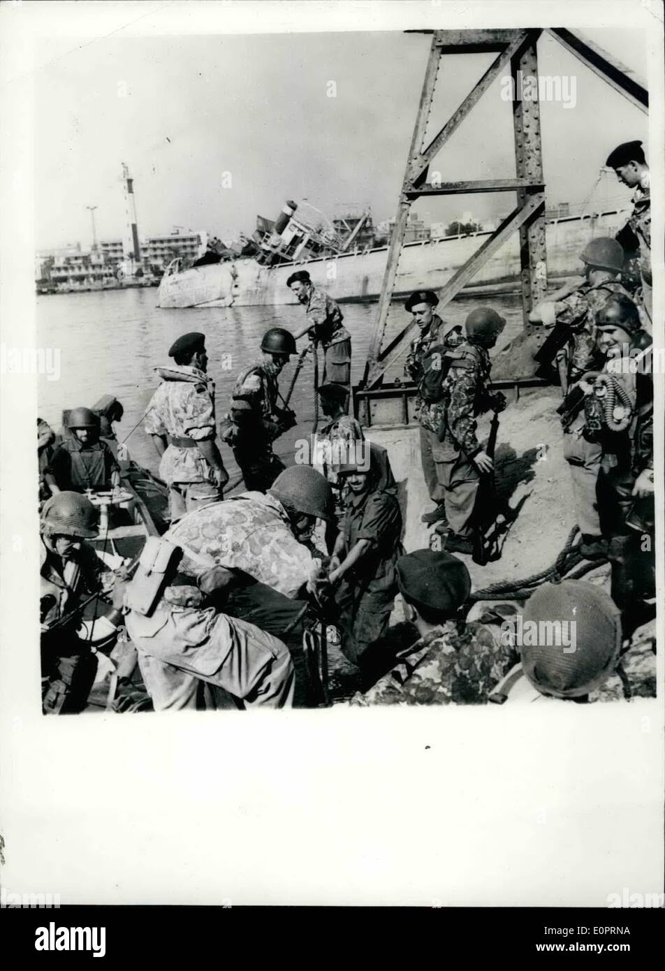 11 novembre 1956 - L'arrivée des Français en Egypte : photo montre les troupes françaises vu dans le port de Port Fouad - montrant un navire coulé Banque D'Images