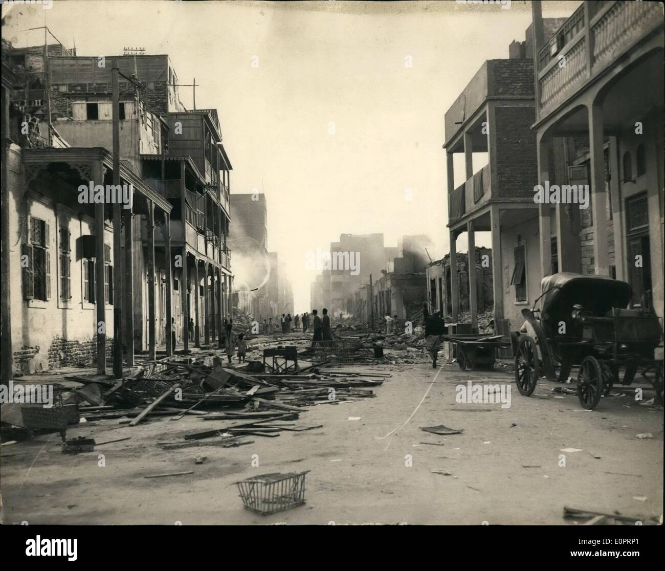 11 novembre 1956 - La crise de Suez... Les troupes anglo-françaises occupent Port-saïd. Une vue de l'un des rues principales de Port a déclaré qu'elle couve après avoir été défigurée par le feu, montrant les Arabes d'errer dans la recherche de biens. Banque D'Images