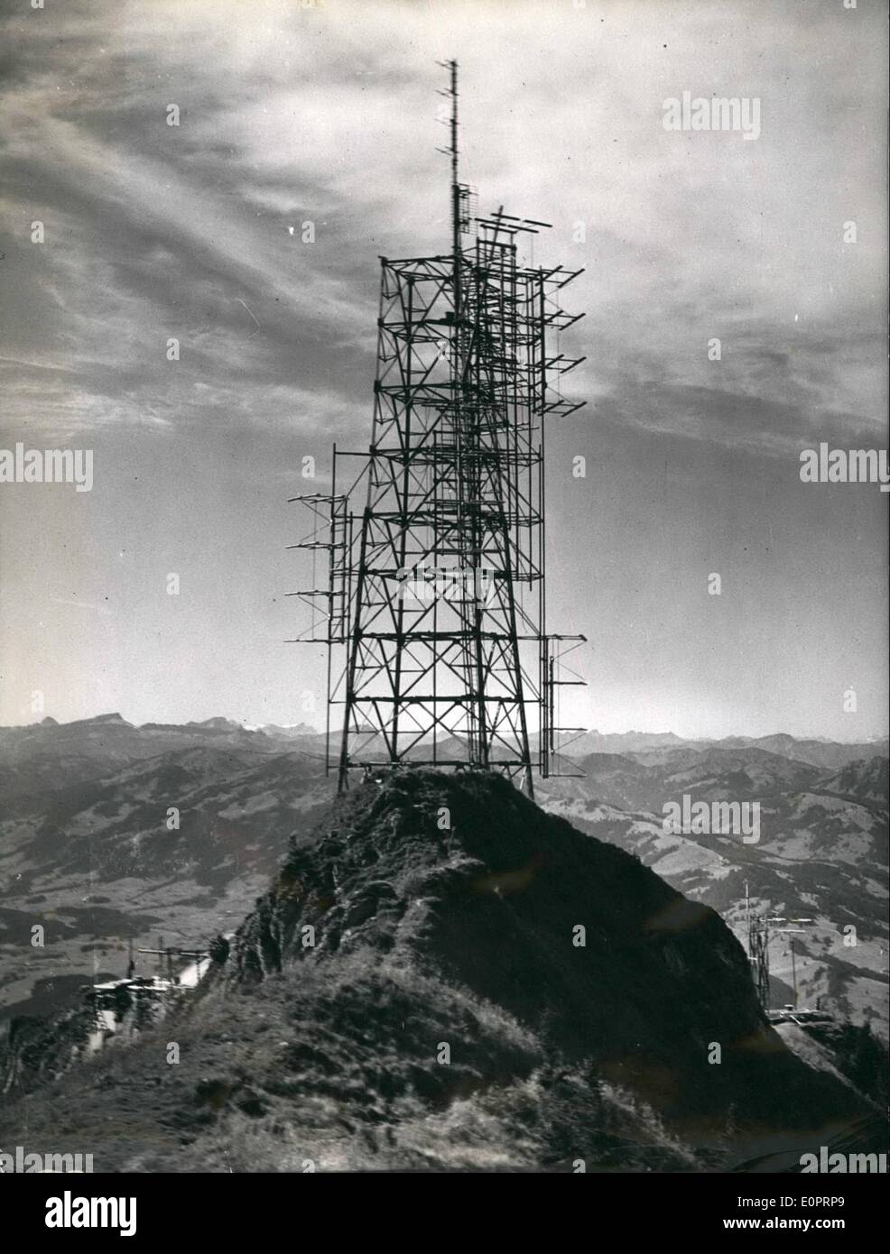 11 novembre 1956 - perspective très fin donne une très belle émission diffusée : au nord-est de l'Allgau Alpes Sonthofen (Allemagne) la montagne ''Grunten s'élève. Elle est réputée pour son haut à partir de là une belle à la tour est possible. Par conséquent, la radiodiffusion et de la télévision bavaroise occupait le haut de l'Grunten. En 1952, la radiodiffusion bavaroise a établi une station ondes courtes ultra à l'Grunten et maintenant la télévision bavaroise va envoyer ses émissions quand la nouvelle station de télévision sera prêt cet hiver. Un immense échafaudage acier monte vers le ciel. Il s'étend jusqu'à 50 mètres Banque D'Images