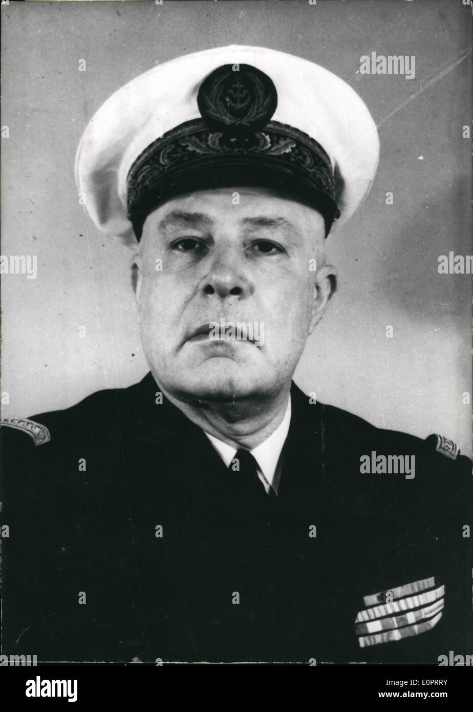 11 novembre 1956 - Il est en charge du canal d'opérations de nettoyage : photo montre un portrait de l'amiral o champion de la marine française qui a été commandé à la commande les opérations de nettoyage de l'obstruction du canal de Suez par Nasser a coulé les navires au début de l'invention de franco-britannique. Banque D'Images