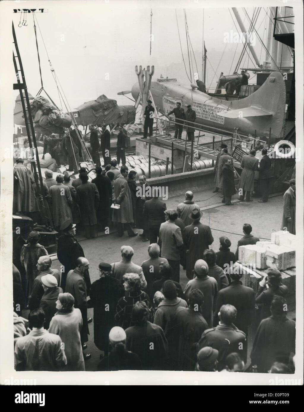 Le 15 novembre 1956 - Le Magga Dan se prépare à quitter Londres pour l'Antarctique : l'Meggs Dan, le navire qui a été affrété par l'Expédition transantarctique basé à Londres pour transporter le Dr V. Fuchs, le chef, et le principal parti d'explorateurs à la glace ''continent'' pour leur voyage au pôle Sud et au-delà, a été prise à bord de fournitures de dernière minute à Butler's Wharf, Tower Bridge, avant qu'elle quitte ce matin. La photo montre la préparation de dernière minute autour du Magga Dan à Butler's Wharf, Tower Bridge avant de partir ce matin. Banque D'Images
