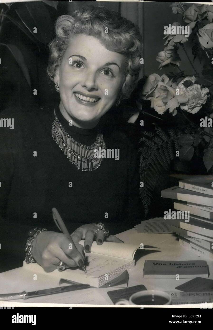 07 déc., 1956 - célèbre parfumeur Paris Femme Récompenses : le Prix romancier Carven, un nouveau prix littéraire créé par le célèbre fabricant de parfum français, est allé à Frederique Hebrard pour son roman ''Le mois de septembre'' (le mois de septembre''.) Photo montre Frederique Hebrard autographes prix livre primé. Banque D'Images