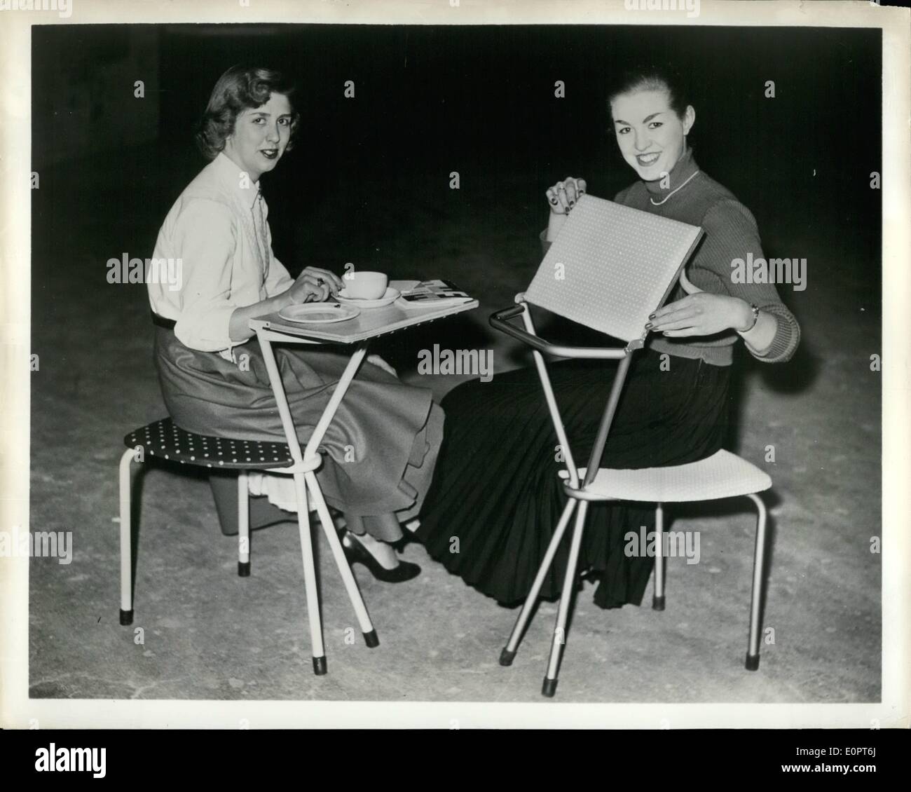 02 février 1957 - Présidence peut devenir Table : montré lors d'une récente exposition de meubles à Londres a été un président qui peut en acier tubulaire Banque D'Images