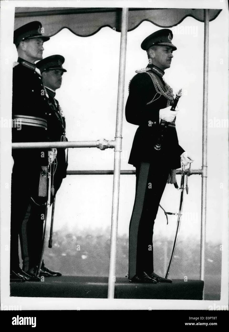 Le 12 décembre 1956 - Le défilé du souverain à l'Académie Royale Militaire de Sandhurst : le défilé du souverain a été prise par le maréchal sir Gerald Templer, chef de l'état-major impérial, à l'Académie Royale Militaire de Sandhurst d'aujourd'hui. C'est la première fois depuis que le Feld-maréchal. La photo montre le feldmaréchal Sir Gerald Templer représenté sur la plate-dias avec son bâton pendant la parade. Banque D'Images