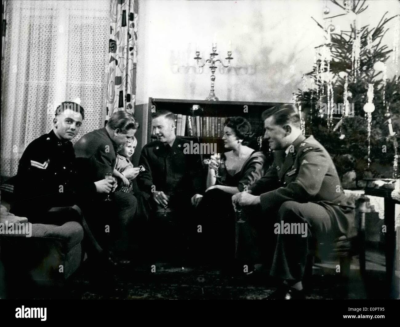 Le 12 décembre 1956 - soldats alliés des garnisons de Berlin ont été invités par les familles de Berlin pour prendre part à la célébration de Noël - dans leur maison. Photo montre une famille de Berlin ainsi que les soldats qui venaient de différentes garnison de Berlin (anglais, américain, français) Banque D'Images