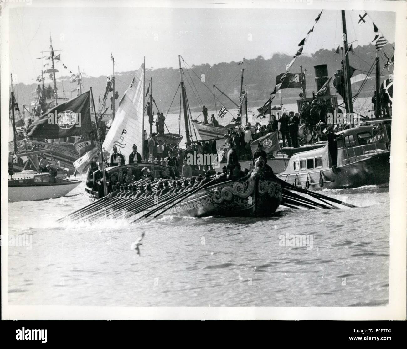 10 févr. 02, 1957 - La Reine lors d'une visite d'État à Lisbonne Barge royale s'approche du rivage. Photo montre la Barge Royale - Propulsé par 80 caramen - s'approche de la côte à l'arrivée à Lisbonne de Sa Majesté la Reine et le duc d'Édimbourg - pour leur visite d'état de la capitale portugaise. Banque D'Images