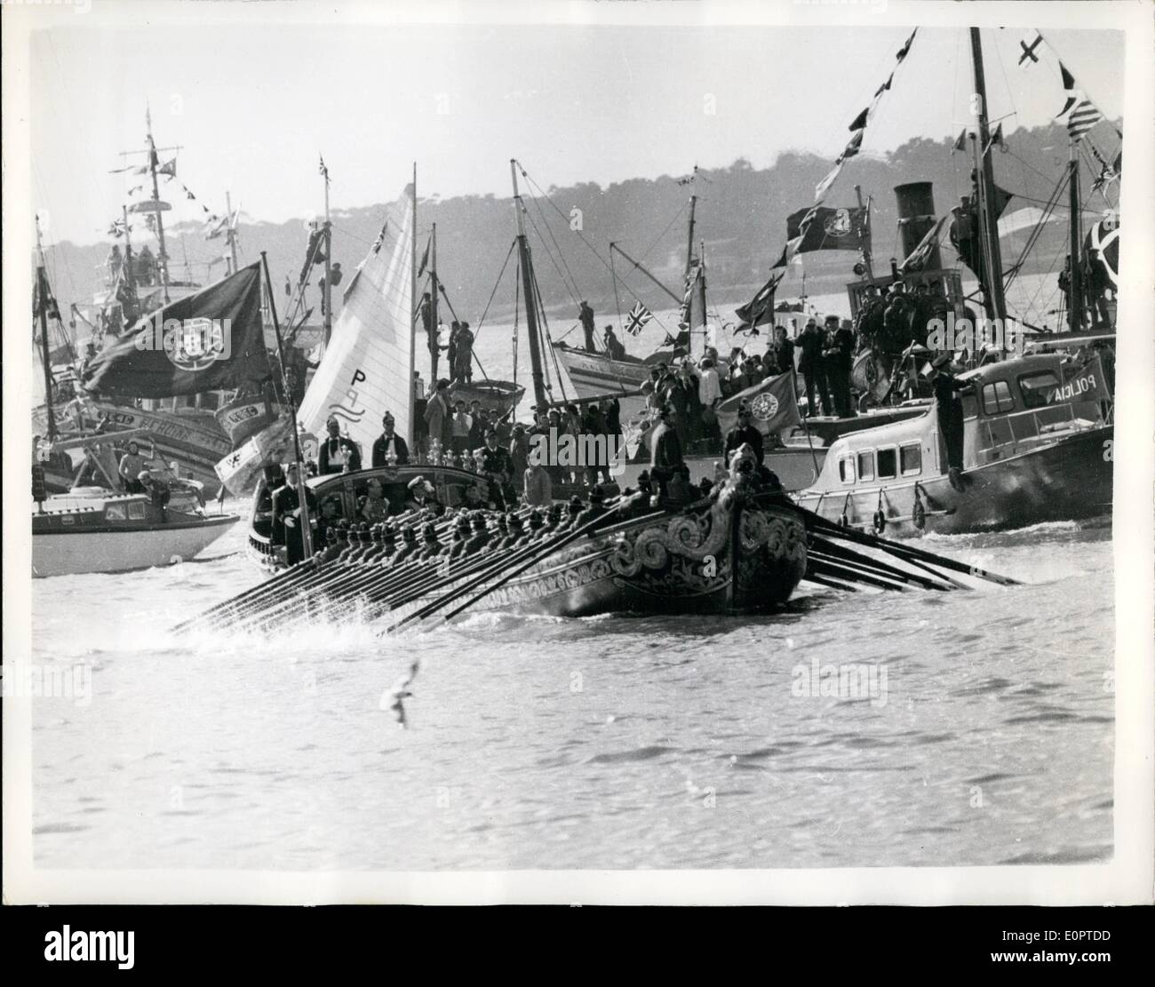 10 févr. 02, 1957 - La Reine lors d'une visite d'État à Lisbonne. Barge royale s'approche du rivage. Photo montre la Barge Royale - Propulsé par 80 caramen - s'approche de la côte à l'arrivée à Lisbonne de Sa Majesté la Reine et le duc d'Édimbourg - pour leur visite d'état de la capitale portugaise. Banque D'Images