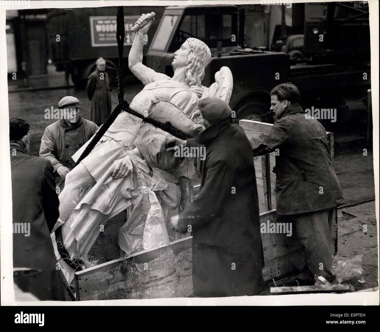 08 février 1957 - Italie - Statues de mise en position sur l'Église rétablie dans l'Est de Londres. : deux statues - chacun pesant une tonne Banque D'Images