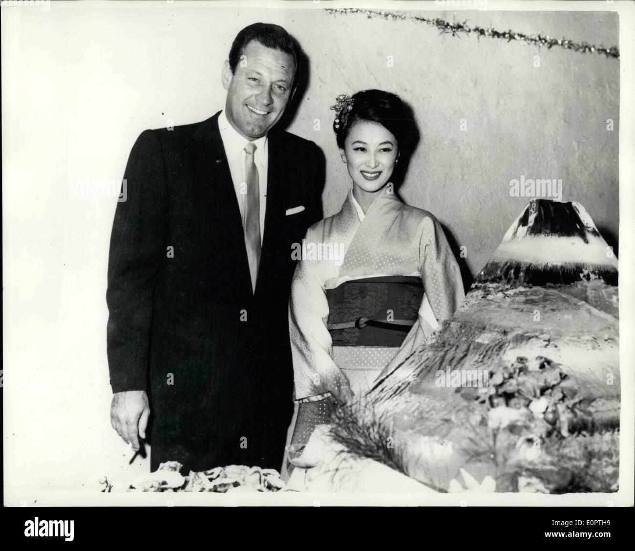 12 déc., 1956 - William Holden assiste à la réception à Tokyo. La star de cinéma de Hollywood, William Holden a assisté à une réception donnée en son honneur au Club des correspondants étrangers à Tokyo récemment. Il était en route vers Colombo, Ceylan, à jouer un rôle majeur dans les films Columbia ''Le Pont sur la rivière Kwai'', qui sera entièrement tourné à Ceylan. On le voit ici avec la belle star du cinéma japonais Keiko Kishi, qui était le gagnant de la meilleure actrice au Festival du Film Asiatique à Singapour, pour sa performance dans ''le'' des réfugiés Banque D'Images