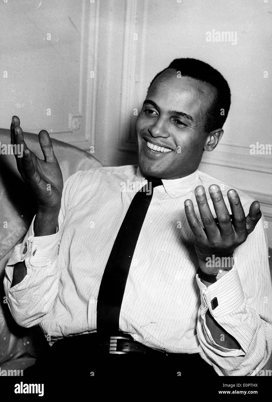 Harry Belafonte chanteur sur le plateau du film 'île au soleil" Banque D'Images