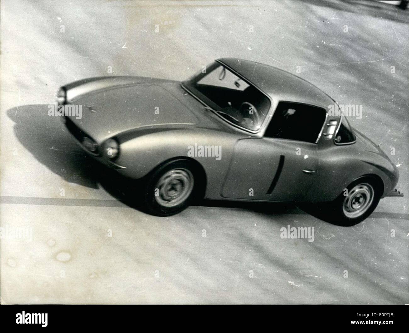 18 déc., 1956 - Ce modèle DKW 3/6 était propriétaire de cinq records du monde. Elle a été faite d'un matériau synthétique spécial seulement quelques jours avant. Il a conduit 72 heures sur le circuit de Monza en Italie. Il a renversé l'ancien record à 140 km/h. C'est à 5 000 milles à 48 heures et 10 000km à 72 heures. Le précédent record était de 124 km/h. Banque D'Images