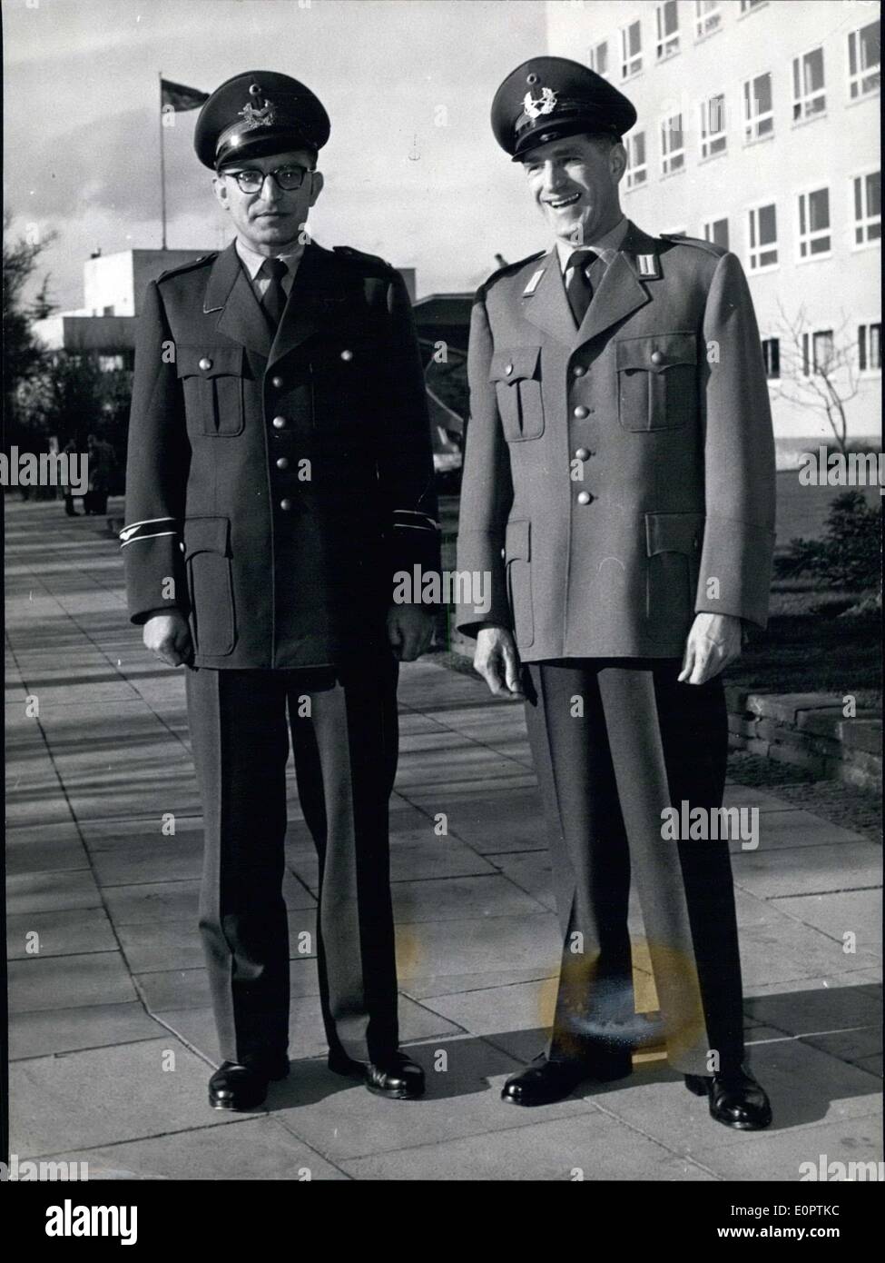 12 février, 1957 - l'on voit ici sont les nouveaux uniformes des forces armées allemandes. Il est mono-breasted et coupe américaine avec poches. L'uniforme du soldat est gris clair et de l'air militaire, c'est bleu. Ces deux membres des forces de l'armée de l'air (à gauche, à droite) sont de l'armée, lors d'une promenade en face de l'édifice du parlement de Bonn. Banque D'Images