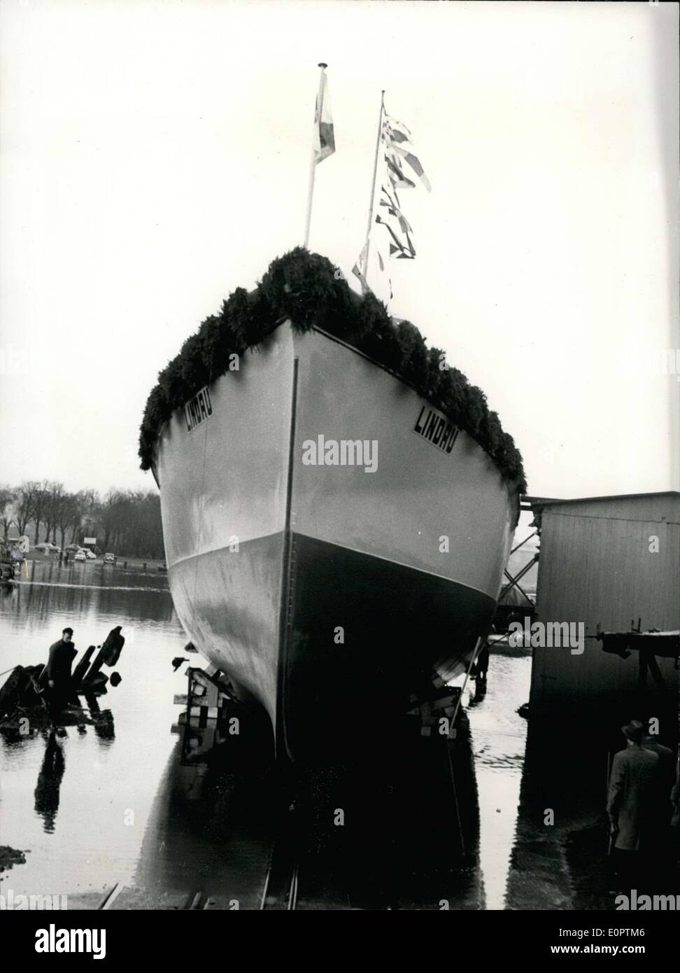 17 février 1957 - Premier Lancement de la marine fédérale. Par ordre du Gouvernement fédéral Ministère de la Défense le premier lancement d'une série de douze bateaux côtiers de la mine s'est produit en Bremen-Burg le samedi 2-16-1957. Les bateaux' a pour but de rechercher des mines dans les eaux allemandes dans le Nord et l'Est de la mer. Le 45m de long et plus de 8 m de large navire fut baptisé le ''Lindau. Banque D'Images