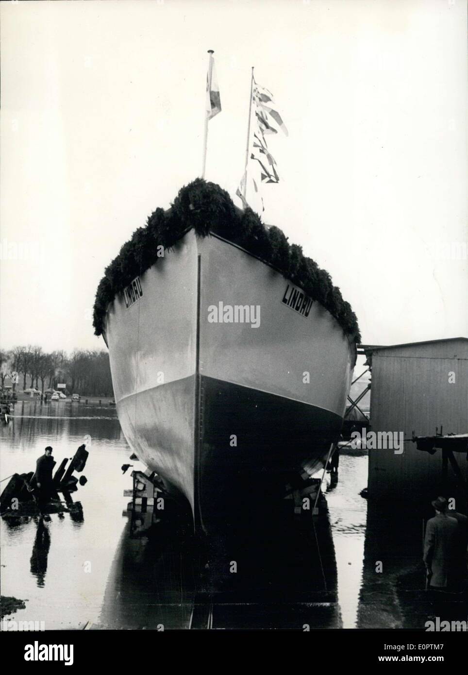 17 février 1957 - Sur la photo est la mine-recherche voile ''Lindau.'' c'était un des douze bateaux lancé par le ministère de la défense pour Banque D'Images