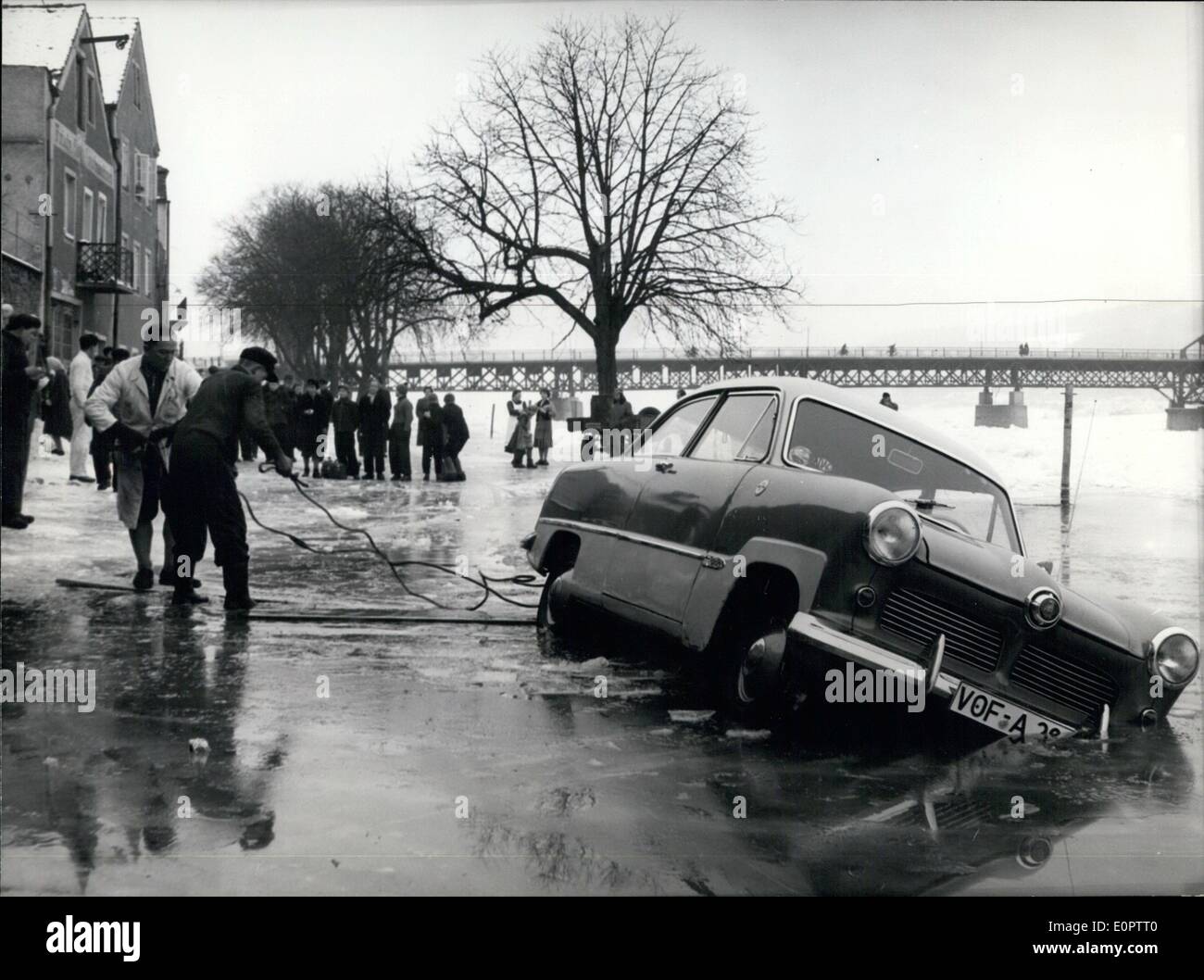 01 janv., 1957 - Cette voiture-pilote, de toute évidence, aimait d'avoir une glace à la danse mais il a échoué et a été d'être traîné hors de l'eau qui avait déferlé sur les rues de la région de Vildhofen en Bavière. Banque D'Images