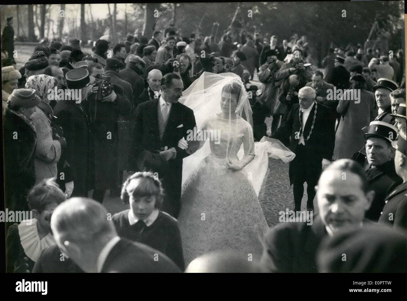 01 janvier 1957 - mariage de la princesse Hélène de France. Cérémonie religieuse à la Chapelle Royale : la mariée, escorté par son père, le comte de Paris, arrivant à la Chapelle Royale pour la cérémonie religieuse de ce matin. Banque D'Images