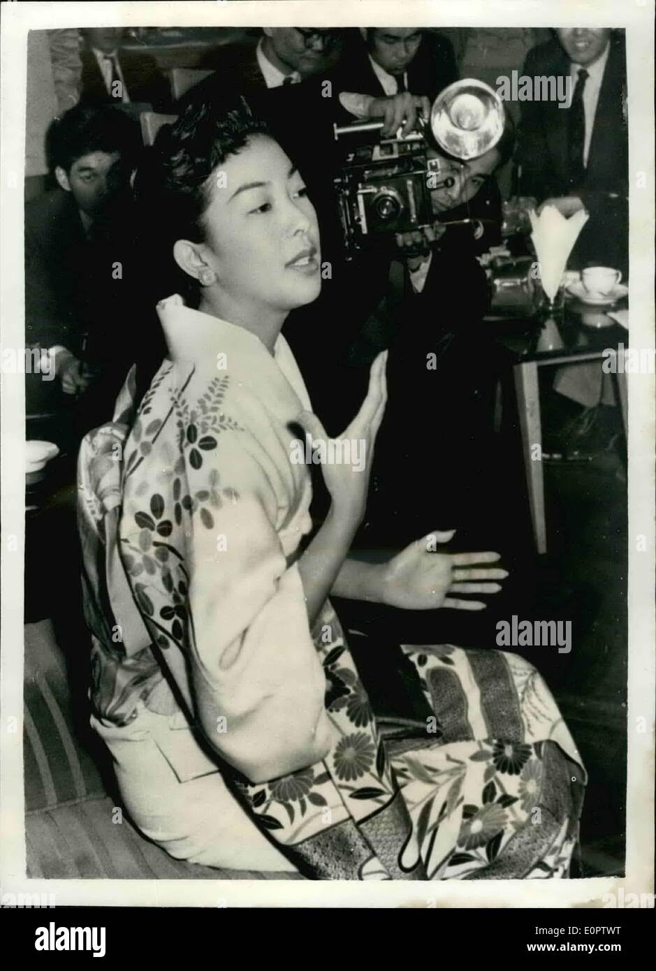 01 janvier 1957 - elle est d'être Marlon Brando de neuf ''Ami'' California Star d'origine japonaise. : American Idol écran Marlon Brando est d'avoir une belle jeune femme à jouer en face de lui dans son prochain film ''Sayonara''. Elle est de 24 ans, Mlle Milko Taka par California girl d'origine japonaise - et qui a été découvert par un talent scout à un festival de Los Angele's l'année dernière.Milko a volé de Tokyo pour rejoindre Marlon et le personnel pour la réalisation du film.Photo montre Milko Taka - vu au cours de la conférence de presse à son arrivée à Tokyo. Banque D'Images