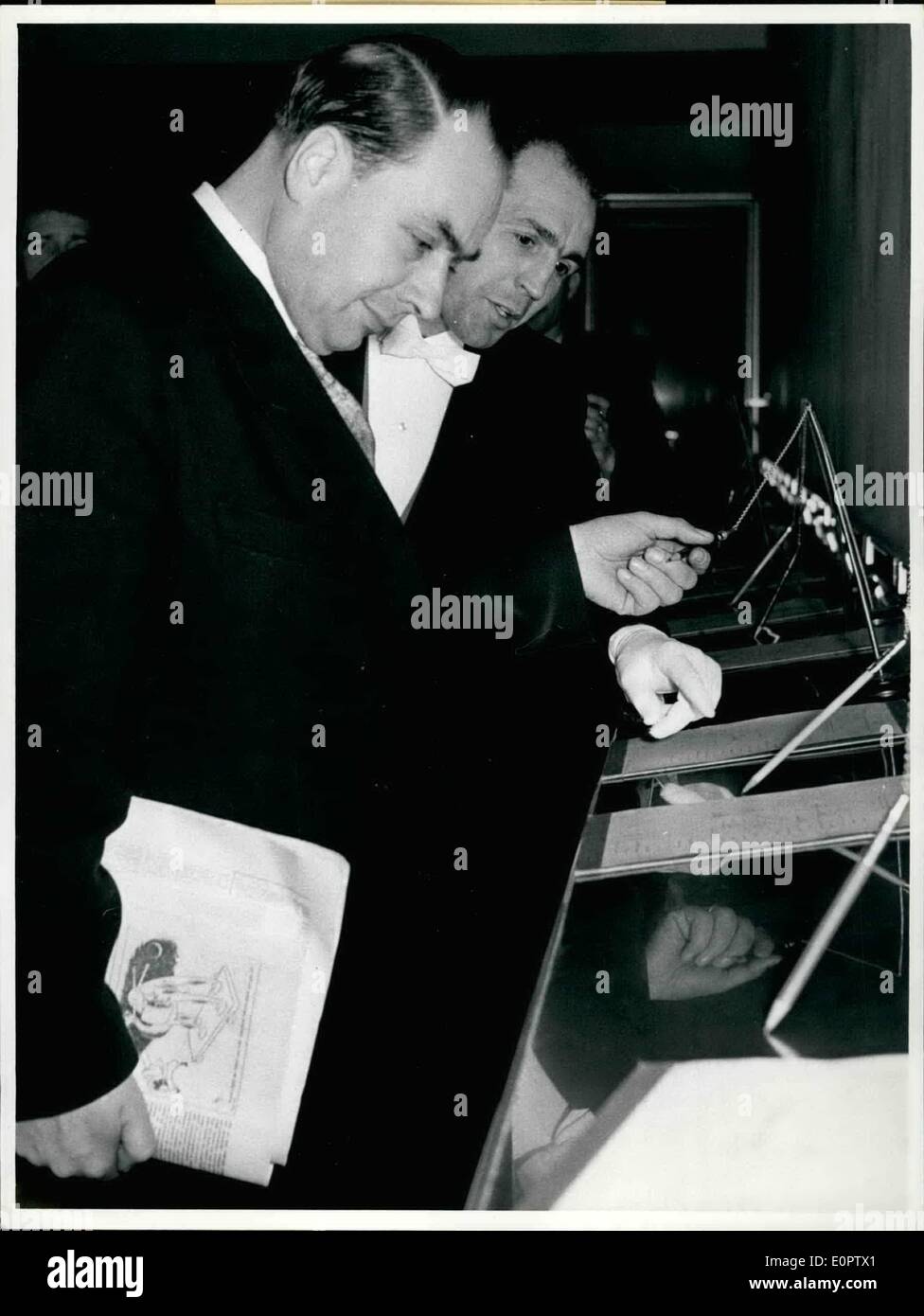 01 janvier, 1957 - L'ancien président de la sarre, et DPS Président Dr. Heinrich Schneider est un représentant de la Sarre au parlement allemand. Sur la photo : M. Schneider lors de son premier acte officiel à Bonn : aller sur le registre de présence avec l'aide d'un assis Banque D'Images