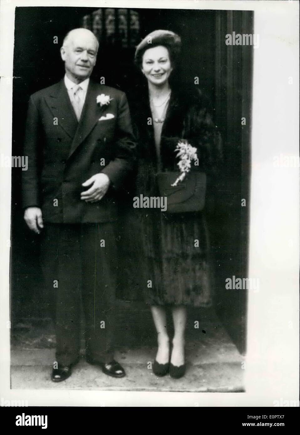 01 janvier 1957 - Le Dr Adams cas contient à Eastbourne. M. et Mme Alfred John Hullett.. L'audience de l'affaire contre le Dr John Bodkin Adams le médecin Eastbourne - a continué aujourd'hui à la Cour de Magistrat Eastbourne.. Dr Adams est accusé du meurtre de 81 ans Mme Edith Morrell en novembre 1950.. L'avocat de la poursuite - M. Stevenson Melford C.R. dit au tribunal que M. Adams avait empoisonné trois de ses patients avec des médicaments qu'ils être Mme Morrell ; M. Alfred John Hullett un riche 71 ans non valide - la veuve de M. et Mme Hullett Banque D'Images