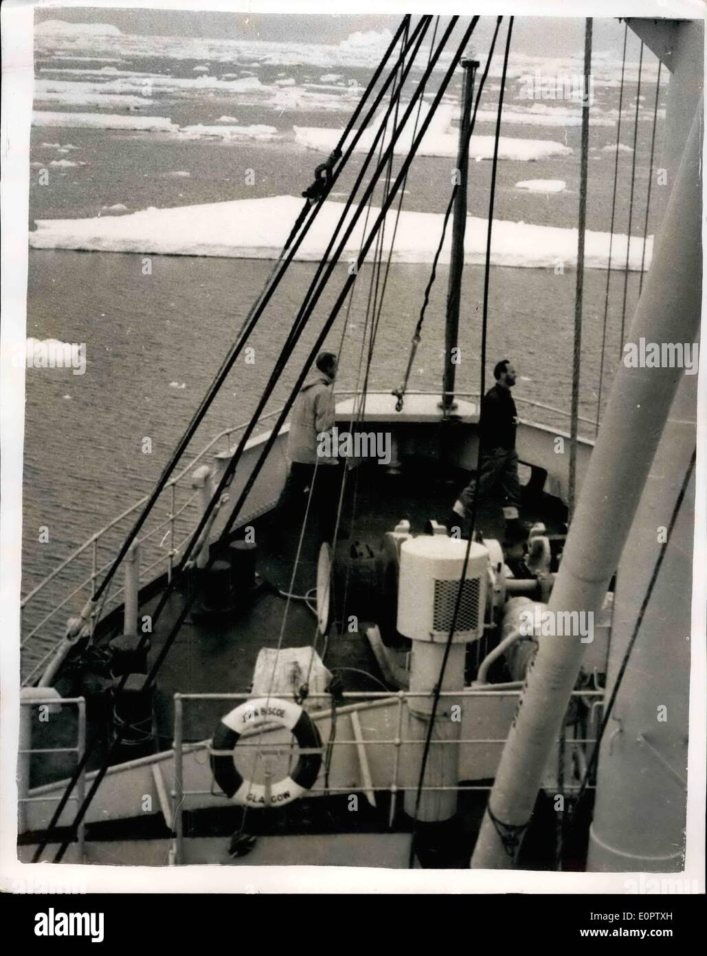 01 janvier 1957, duc d'Édimbourg - Visite le ''John Biscoe'' Falkland Islands dependencies : Photo montre S.A.R. le duc d'Édimbourg (à gauche) vu à bord de la Falkland Islands Dependencies Survey ship ''John Biscoe'' à la Terre de Graham au cours de sa récente tournée des mers du Sud. Banque D'Images