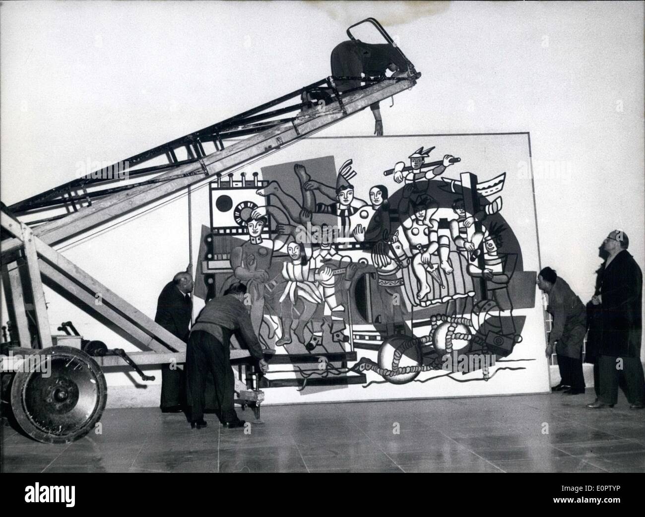 Mar. 03, 1957 - De Paris est arrivée aujourd'hui : peintures par Fernard Leger pour l'Leger-Exhibition dans la maison des arts de Munich, à partir de Mars 19, 1967. Pour accrocher les photos sur les murs s'est révélé très difficile. Photo montre. ''La grande parade'' créé par Léger en 1954. Pour cette peinture-10 par 13 pieds de large-il était nécessaire d'utiliser une voiture pour nous passat 94 , 500euros prenez-le de Hollande à Munich. Banque D'Images
