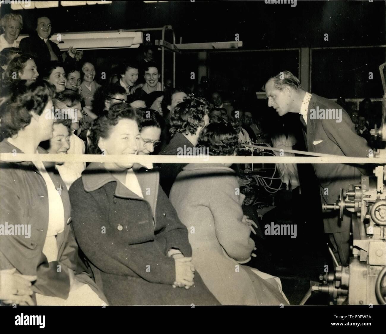 Mar. 03, 1957 - SA MAJESTÉ LA REINE ET LE DUC D'Édimbourg, la visite de l'énergie atomique à Harwell Établissement : S.A.R. le duc d'Édimbourg s'arrête pour discuter avec certaines des femmes qui travaillent dans l'atelier principal. Banque D'Images