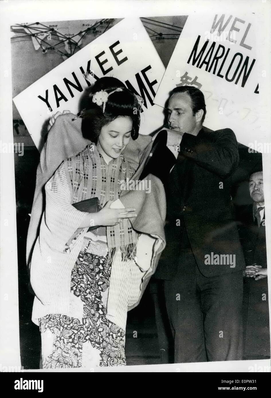 01 janv., 1957 - Marlon Brando arrive à Tokyo pour Nouveau Film... Star de l'écran américain Marlon Brando est arrivé récemment à Tokyo - pour que le nouveau film ''Sayonara'' - le romantisme d'un officier japonais avec une belle japonaise par James A. Michener... Photo Keystone montre : Marlon Brando a un coup de main pour un film japonais ventilateur - alors qu'elle revêt un manteau de style Japonais - lorsqu'avec un certain nombre d'autres - elle l'a rencontré à l'aéroport de Tokyo. Banque D'Images