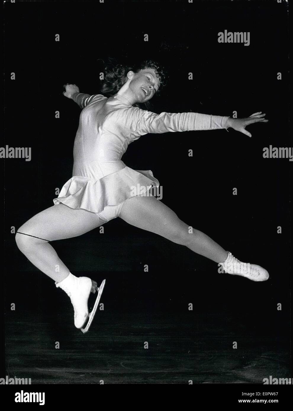 01 janv., 1957 - événements de patinage sur glace pour le championnat d'Allemagne 1957 : les nouveaux champions féminins est Ina Bauer (Ina Bauer) de Krefeld. À l'obligation de patinage artistique elle vient seulement à la quatrième place, mais dans le patinage libre événements qu'elle a été la meilleure et devient donc le nouveau champion allemand. Banque D'Images