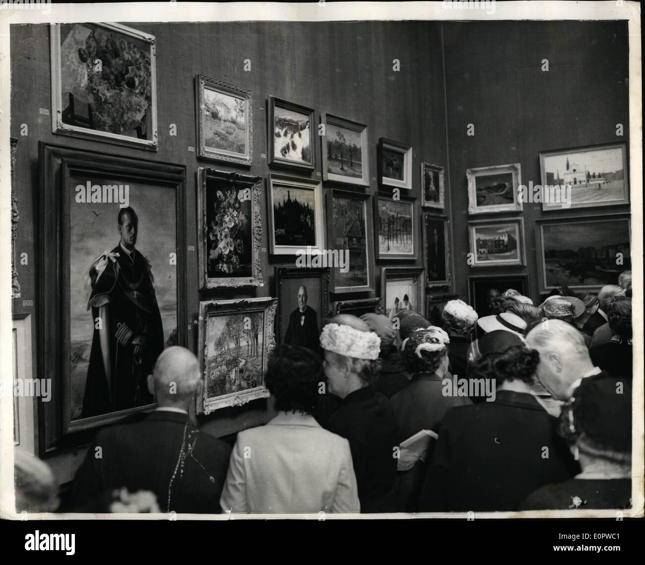 Mar. 03, 1957 - Private view Royal Academy summer exhibition du duc d'Édimbourg ; Portrait Photo, vue générale, comme les spectateurs d'admirer la peinture d'Annigoni le duc d'Édimbourg le tableau qui devrait créer beaucoup de controverse dans le secteur voir ce matin. Banque D'Images