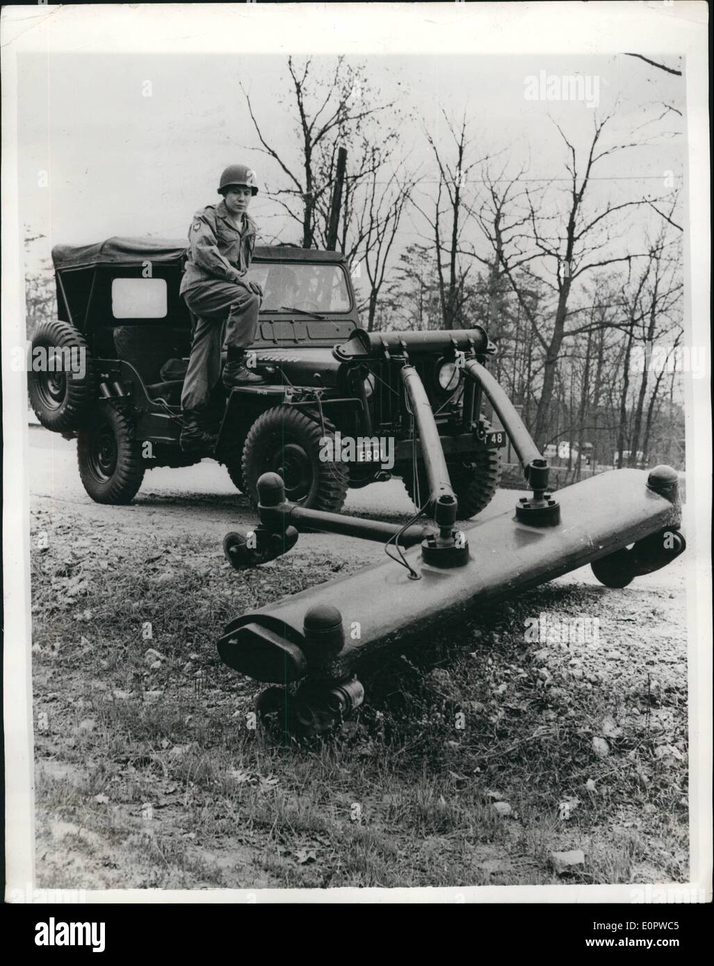 Mar. 03, 1957 Jeep-Mounted - Détecteur de mine : vue sur la jeep-monté de détection des mines mis au point par le U.S. Army Engineer Research Banque D'Images