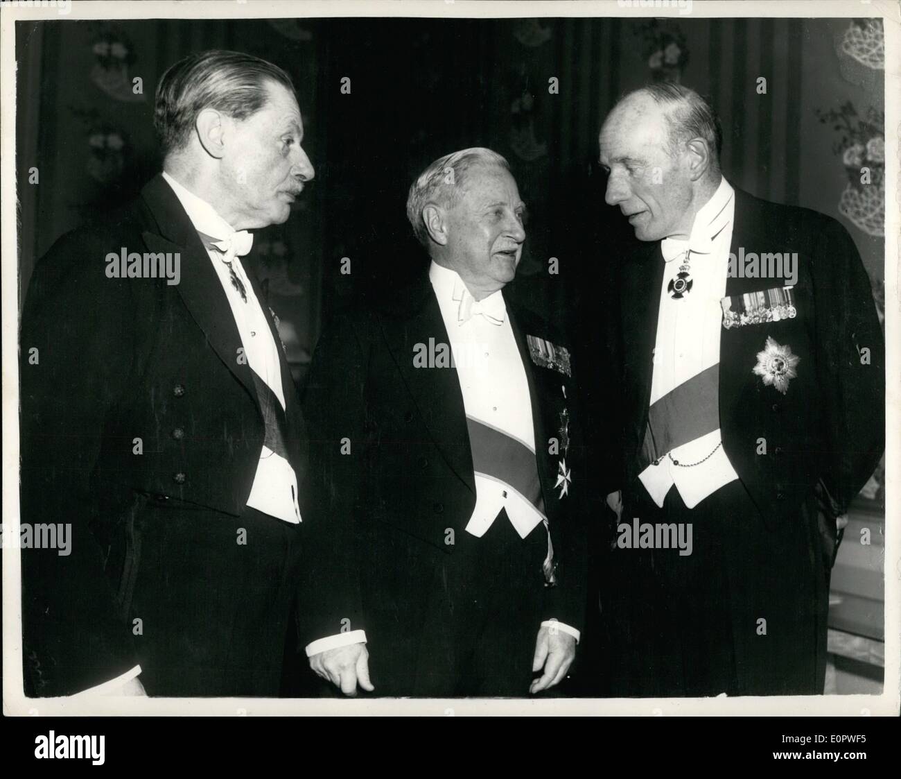 01 janvier 1957 - Le Premier ministre assiste à la Pilgrims dîner à l'Hôtel Savoy : le premier ministre, M. Harold Macmillan, ont assisté à la Dîner de pèlerins au Savoy Hotel ce soir. M. Macmillan a fait un discours pour dire au revoir à M. Winthrop Aldrich, l'ancien ambassadeur américain. Lorsque les pèlerins ont été organisées pour maintenir ce dîner, Sir Anthony Eden a été d'avoir été l'orateur principal. Que M. Macmillan a accepté de prendre sa place indique sa volonté de rétablir les relations entre l'Amérique et de ce pays à leurs anciens solidarité Banque D'Images