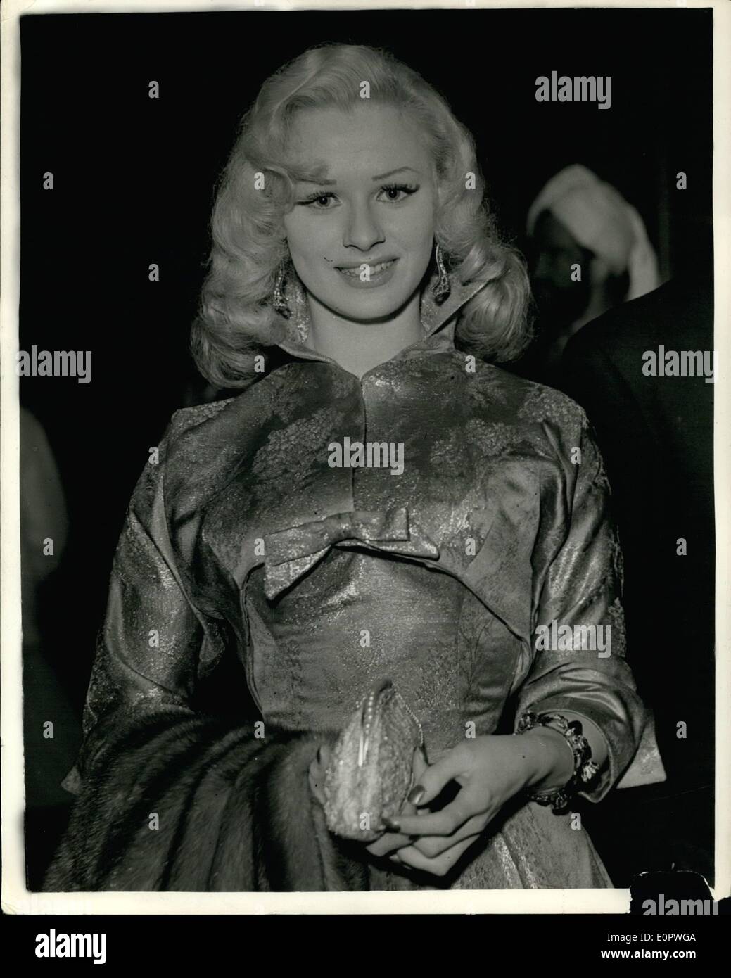 01 janvier 1957 - dernière nuit de première mondiale de l'Anita Ekberg film ''Zarak'' à l'Odéon - Leicester square : de nombreuses stars ont assisté à la nuit dernière, l'avant-première mondiale du film ''Anita Ekberg Zarak'', de l'aide du Seigneur-maire de Londres, Fonds de secours hongrois à l'Odéon, Leicester Square. La photo montre la télévision et de l'étape star Sabrina vu comme elle est arrivée pour la nuit dernière, l'avant-première. Banque D'Images