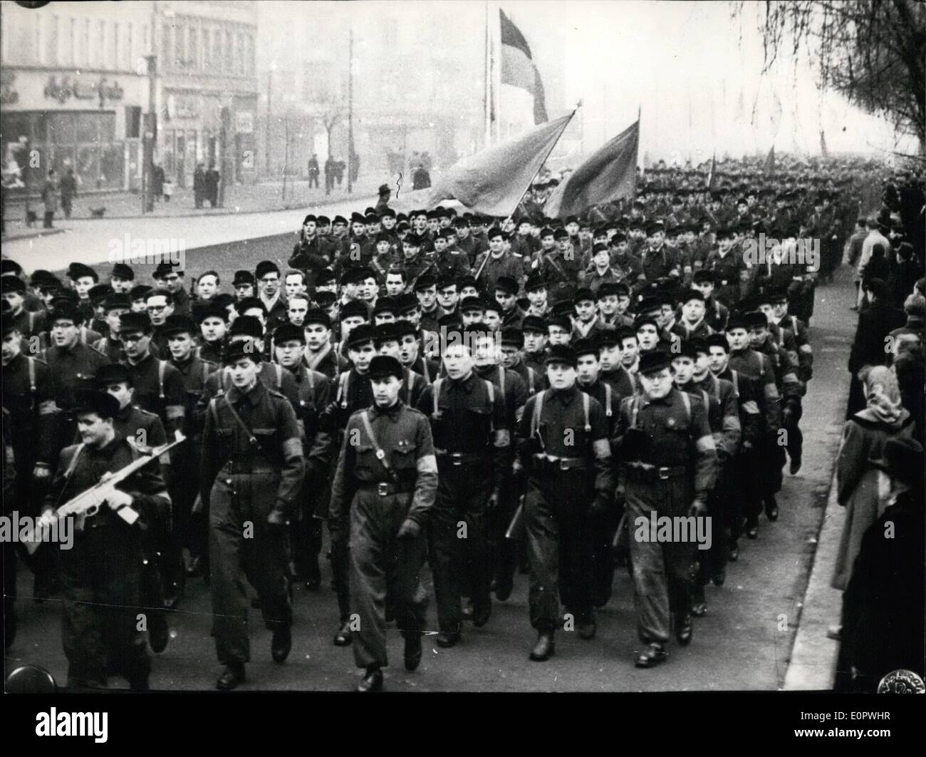 01 janvier 1957 - Le parti communiste - Berlin (SED) démontré dimanche en mémoire de Karl Liebknechtu. Rosa Luxemburg. Certains de la preuve étaient armés de fusils. Banque D'Images