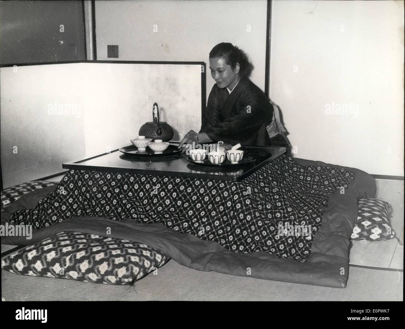 Mar. 03, 1957 - Photo montre la maison japonaise vu à l'exposition d'art annuel du ménage qui a ouvert ses portes au Grand Palais, hier. Banque D'Images