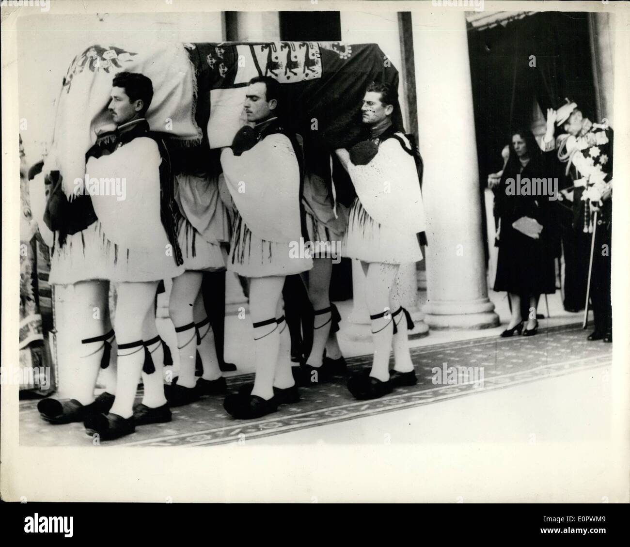 Mar. 03, 1957 - Les funérailles de la princesse Nicholas Grèce. : l'enterrement a eu lieu à Athènes le lundi' de la princesse Nicolas de Grèce, mère de la duchesse de Kent. La princesse Nicholas, qui a été 75, est décédé jeudi. Photo montre, le cercueil est porté par Evsons de la Garde Royale - suivi par le roi Paul de Grèce - lors des funérailles. Banque D'Images