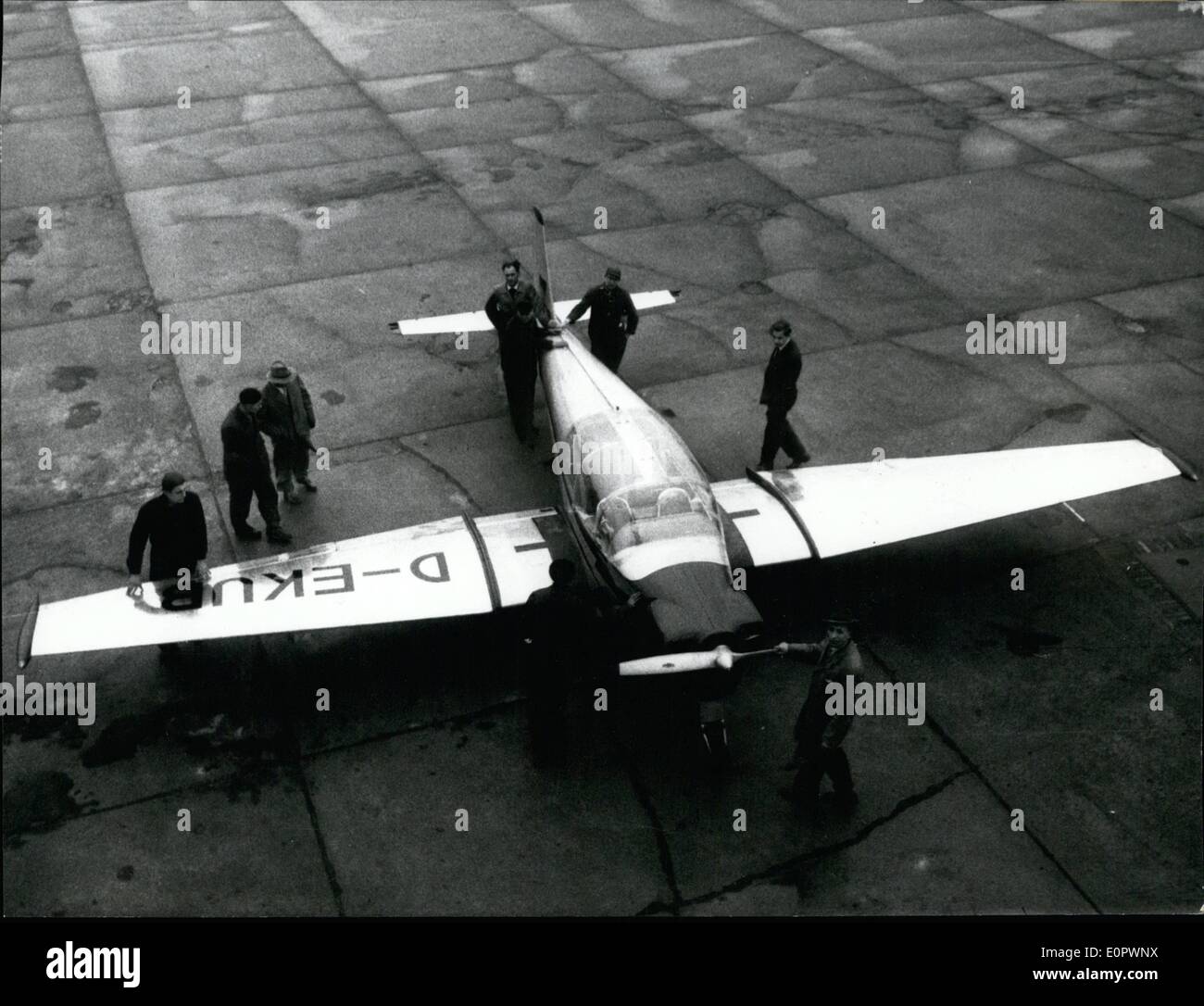 Mar. 03, 1957 - Focke-Wulf encore des avions. L'usine Focke-Wulf à Brême a construit un BL 500, la première de l'après-guerre. Il a été construit par l'ancien directeur général de l'usine Arado-Airplane, M. Blume, et c'est un quatre places. Il dispose d'un HP 140 Banque D'Images
