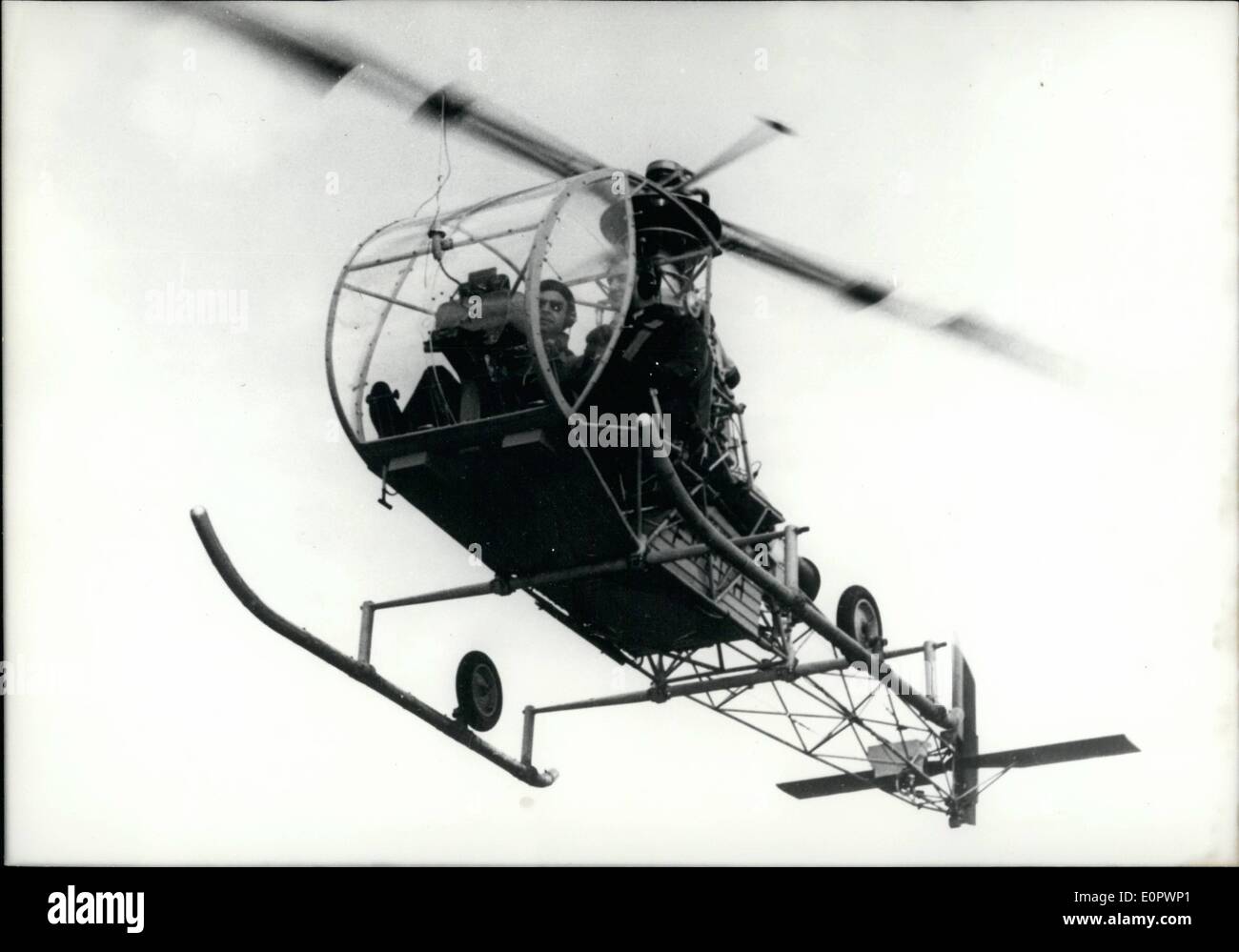 Mar. 03, 1957 - Français Copter ''Djinn'' bat record d'altitude du monde. L'hélicoptère français ''Djinn'' construit par Sud Aviation a battu le record d'altitude pour toutes les catégories après avoir atteint la hauteur de 8,482 mètres. OPS : le ''Djinn'' en vol. Banque D'Images