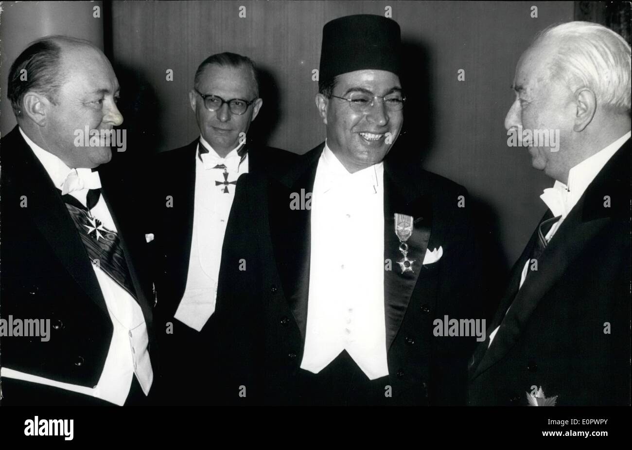 01 janvier 1957 - Le nouvel ambassadeur du Maroc, M. Abdellatif Ben Jelloun à la livraison le président M. Heuss l'identification. OPS : Ministre von Merkatz, l'ambassadeur M. Ben Jelloun et président M. Heuss. Banque D'Images