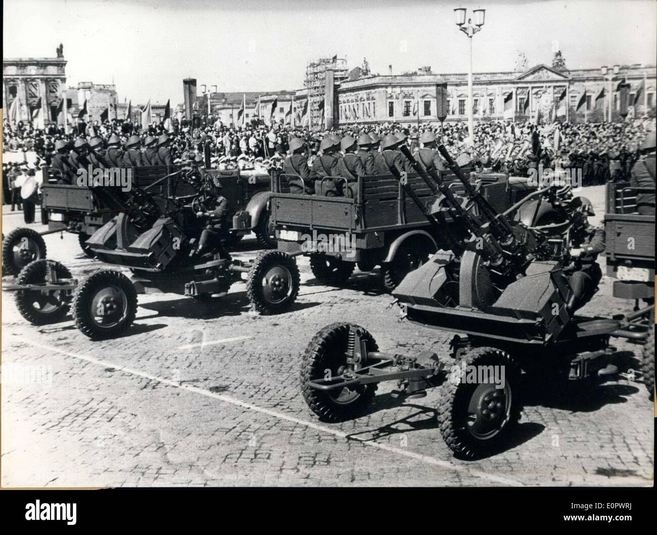 Janv. 05, 1957 - l'on voit ici sont des armes d'artillerie anti-aérienne et d'être montré pendant le défilé du 1er mai à Berlin Est. Vip soviétique étaient présents lors de la parade d'armes. Banque D'Images