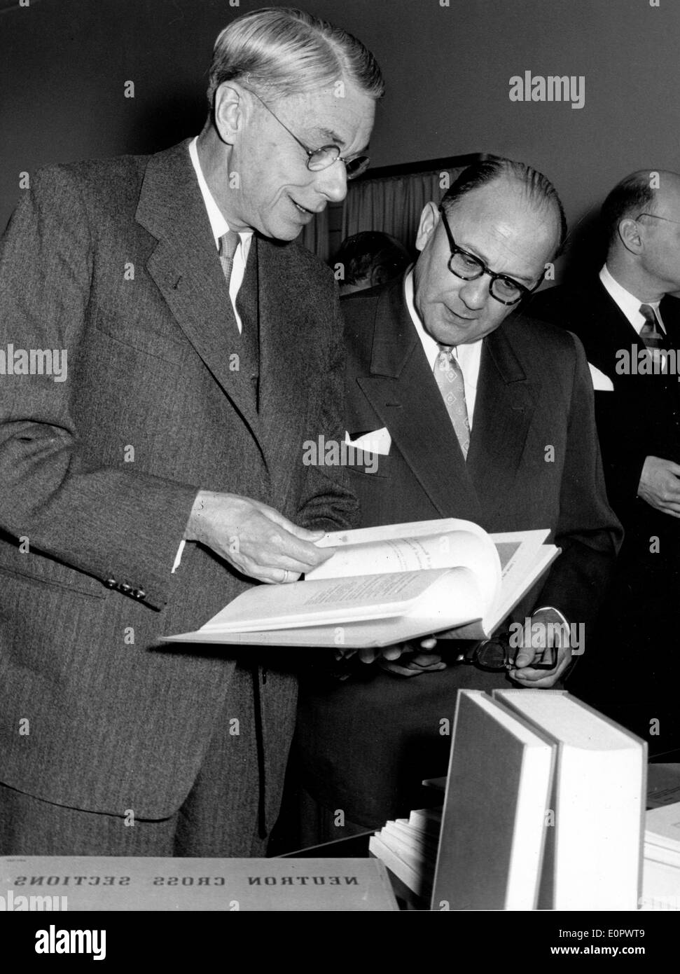 Jan 10, 1957 ; Bonn, Allemagne ; l'Ambassadeur Américain J.B. CONANT a eu une réunion à Bonn au sujet d'un recueil d'études sur la possibilité d'un usage de l'énergie à l'atome. La photo montre Atom Ministre SIEGFRIED BALKE (L) et J. Conant (R). Banque D'Images