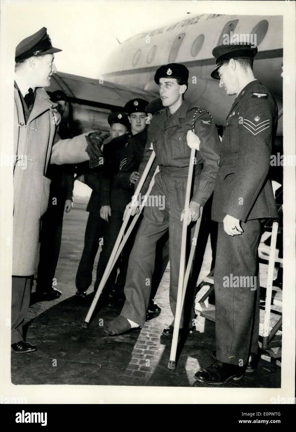 11 janvier 1957 - Le jeune soldat qui est mort - et il peut le prouver : un jeune soldat arrêté à R.COMME.F. Hastings avion à Lyneham, Wilts, hier, avec son certificat de décès dans son sac. Il lu ''tué en action''. ''Je vais l'encadrer et l'accrocher dans le salon a dit 19 ans, Thomas Lee, pilote d'Bag-Lane, Atherton, lances. Il a été soldat qui est revenu d'entre les morts après un délai de 15 jours ou de faire face à la jungle malaise.Le certificat de décès a été donné par son commandant comme souvenir Banque D'Images