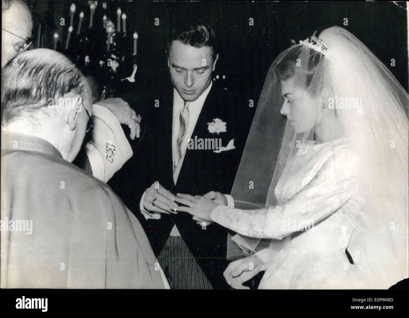 Le 17 janvier, 1957 - Le Comte est représenté en mettant la bague au doigt sous l'œil de l'évêque de Chartres, M. Michon. Banque D'Images