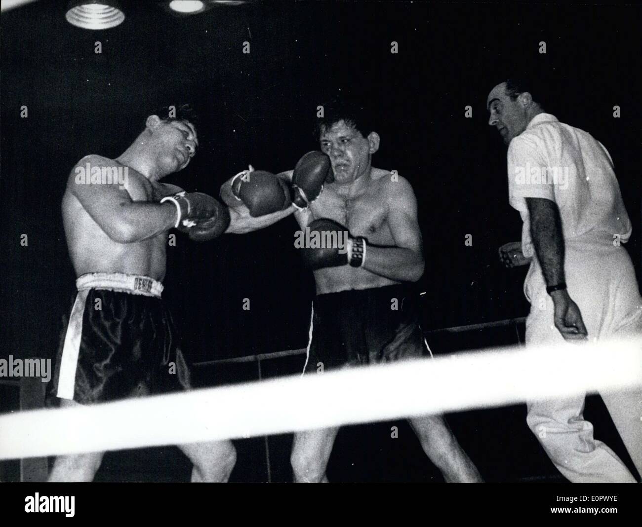 Mar. 08, 1957 - Peter M ?ller est devenu le champion poids-moyen allemand le vendredi soir après une ronde de 12 lutte avec Erich Walter. Banque D'Images