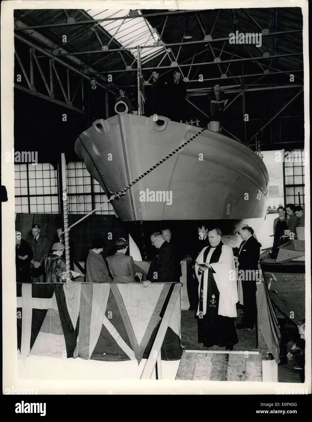 19 mars 1957 - Lancé de dragueur durant la grève. Le révérend A. E. Stone, aumônier de la Division de l'R.N.V.R. Sussex dirige le service pendant le lancement de la flottille démineur Thornham à Shoreham, Sussex, hier, le premier jour de la grève de 200 000 travailleurs des chantiers maritimes. Environ 50 Non Union des hommes qui se présentaient au travail rejoint dans l'acclamation que le navire a été lancé. Banque D'Images