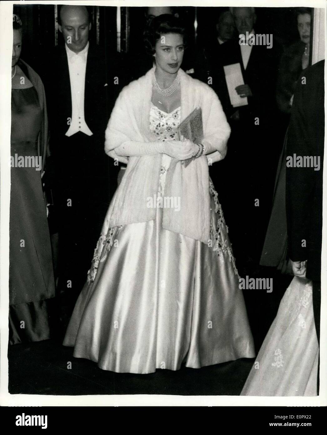 Mar. 26, 1957 - La princesse Margaret arrive pour French Film festival premiere. Photo montre son altesse royale la princesse Margaret à l'arrivée à la dernière soirée cinéma Gaumont pour la premiere de l'aide du Festival du Film Français. Banque D'Images