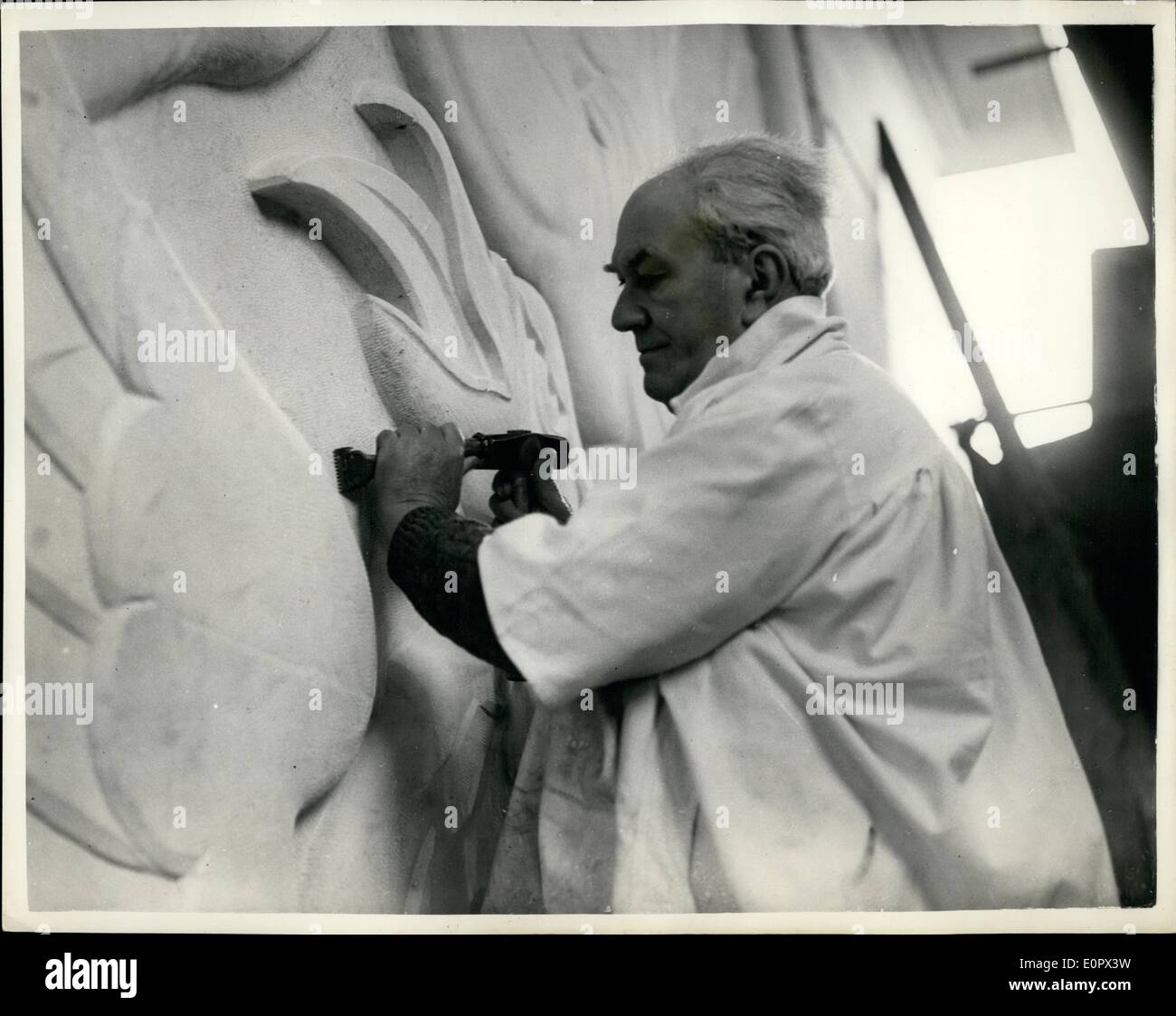 Avril 04, 1957 - Sculpteur travaille 80 pieds au-dessus du sol ; Sculpteur James Woolford, R.A., travaille 80 pieds au-dessus du niveau du sol dans la rue de ligne, l'E.C. Il est chargé de faire quatre panneaux 18 pi par 14 pi. Sur le nouveau bâtiment de la Lloyds. Les panneaux représentent les quatre éléments la terre, le feu, l'air et l'eau. Deux panneaux sont complets. Banque D'Images