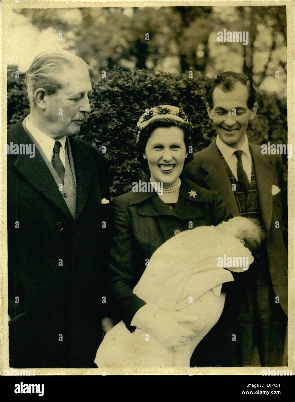 Avril 04, 1957 - Le Premier ministre assiste à l'inauguration de son douzième enfant/ : M. Harold Macmillan, le premier ministre, a assisté aujourd'hui à l'Christine de son douzième petit-enfant. Il est David Maurice Benjamin, le quatrième fils de M. Maurice Benjamin, le quatrième fils de M. Maurice Macmillan, fils du premier ministre, et sa femme Katherine. La cérémonie a eu lieu à Horsted Keynes église paroissiale, Sussex aujourd'hui. Ils ont trois autres fils et une fille. Photo montre M. Banque D'Images